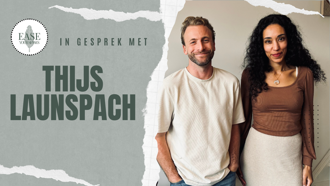 Podcastomslag met twee personen die naast de tekst 