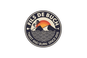 Un logo circulaire portant l'inscription « FILS DE BUCH » et « TWIST AND BURN SINCE 2015 » représentant un paysage de montagnes, d'arbres et de soleil.