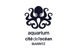 Logo de l'Aquarium Cité de l'Océan de Biarritz, représentant une pieuvre noire stylisée au-dessus du nom de l'institution.
