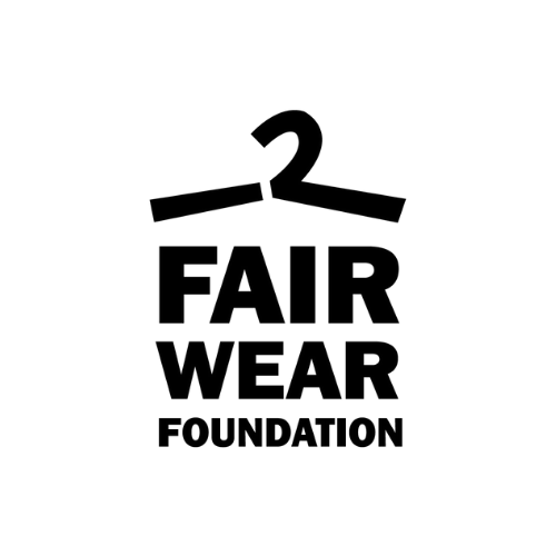Logo noir de la Fair Wear Foundation représentant un cintre au-dessus du texte « FAIR WEAR FOUNDATION » sur fond blanc.