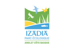 Logo du parc écologique d'Izadia, représentant des illustrations d'un oiseau, d'un papillon, d'une libellule et d'un poisson sur un paysage.