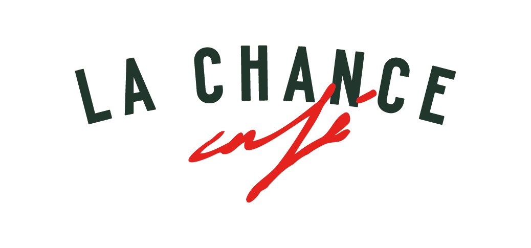 Un logo affichant « LA CHANCE » en lettres vert foncé, avec le mot « café » écrit en dessous dans une écriture manuscrite rouge stylisée.
