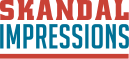 Le logo, avec le texte « SKANDAL » en rouge superposé à « IMPRESSIONS » en bleu, est souligné par une ligne horizontale rouge.