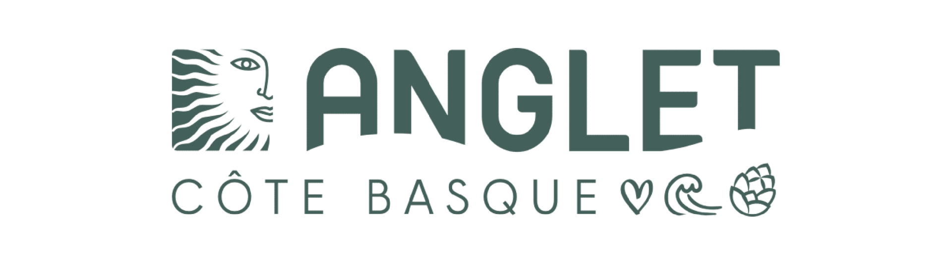 Logo pour Anglet Côte Basque présentant une icône de visage stylisée, du texte et de petites icônes de cœur, de vague et de pomme de pin en vert foncé.