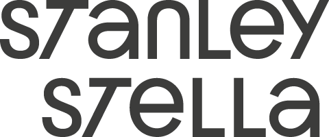 Le logo Stanley/Stella présente le nom de la marque en gris foncé, en police sans empattement, avec des « 7 » stylisés remplaçant les « t ».
