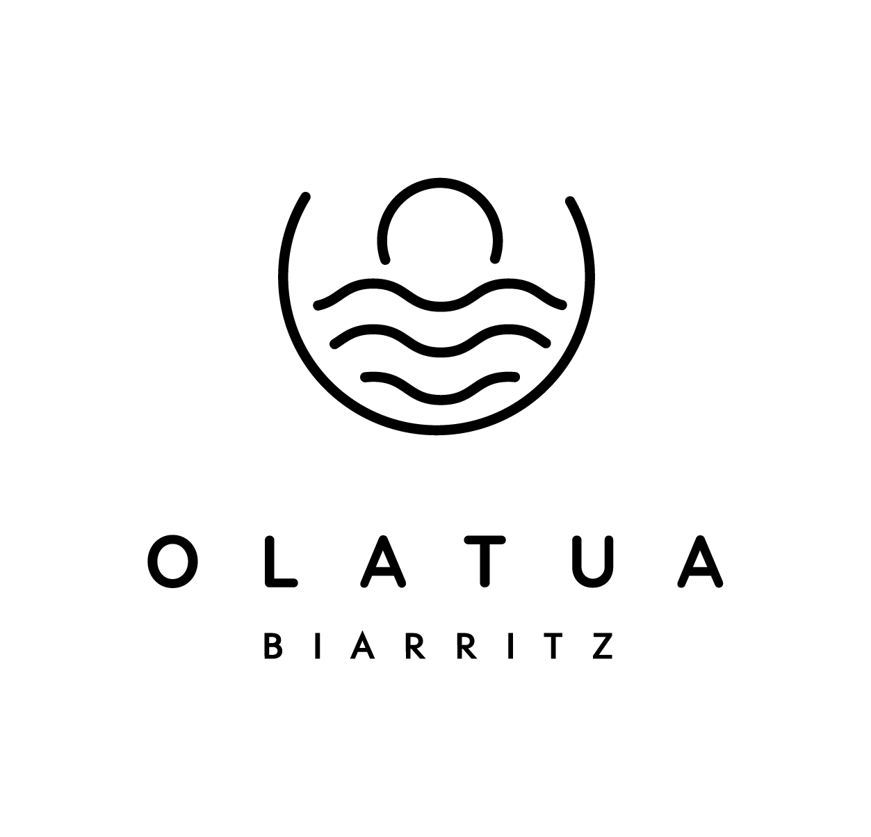 Logo minimaliste noir avec un soleil se levant sur des lignes océaniques ondulées à l'intérieur d'un cercle, le texte indique « OLATUA BIARRITZ » en dessous.