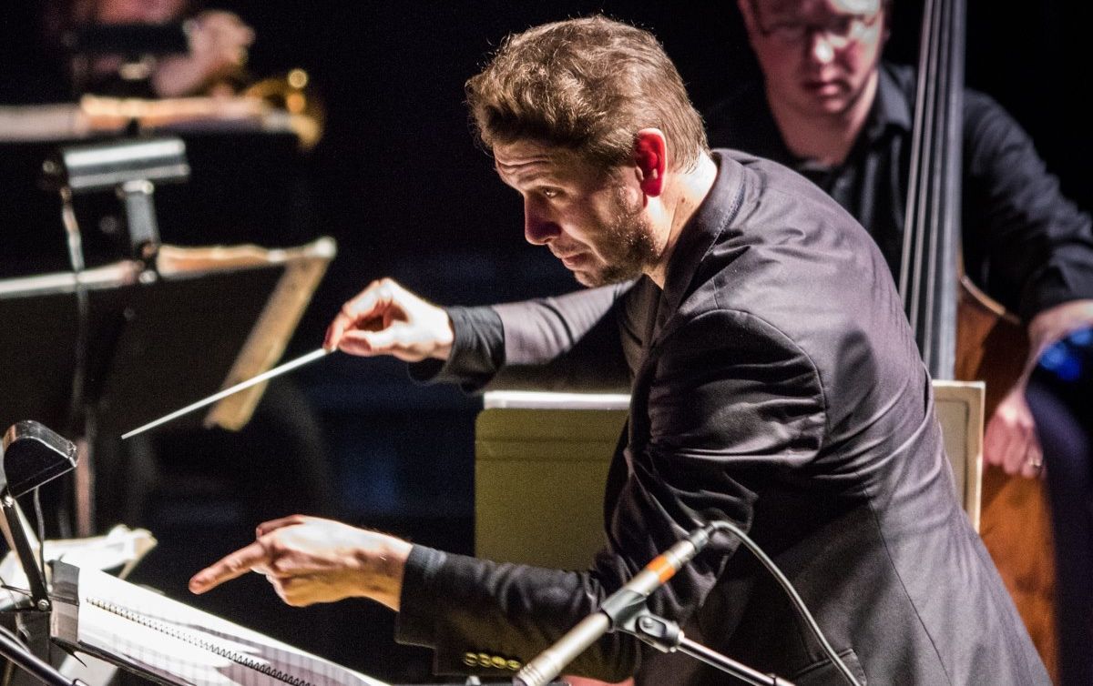Jayce Ogren conducting Orchestra 2001, Towards The Flame: American Luminaries, photo by Bill DiCecca
