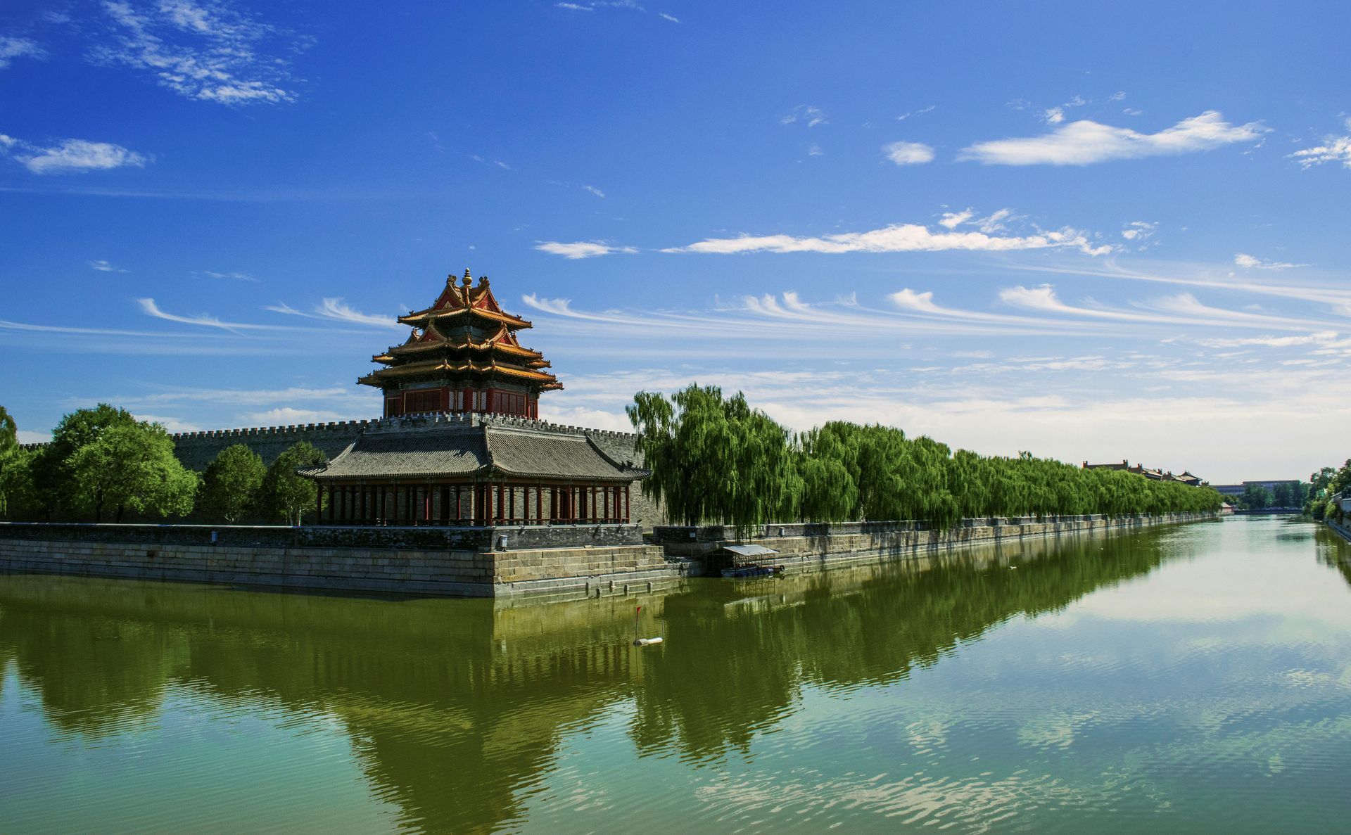 A large building is sitting next to a body of water.
