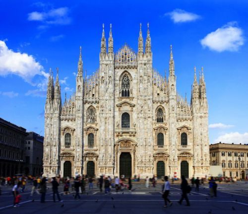 A large white building with a blue sky in the background  Dome church italy 