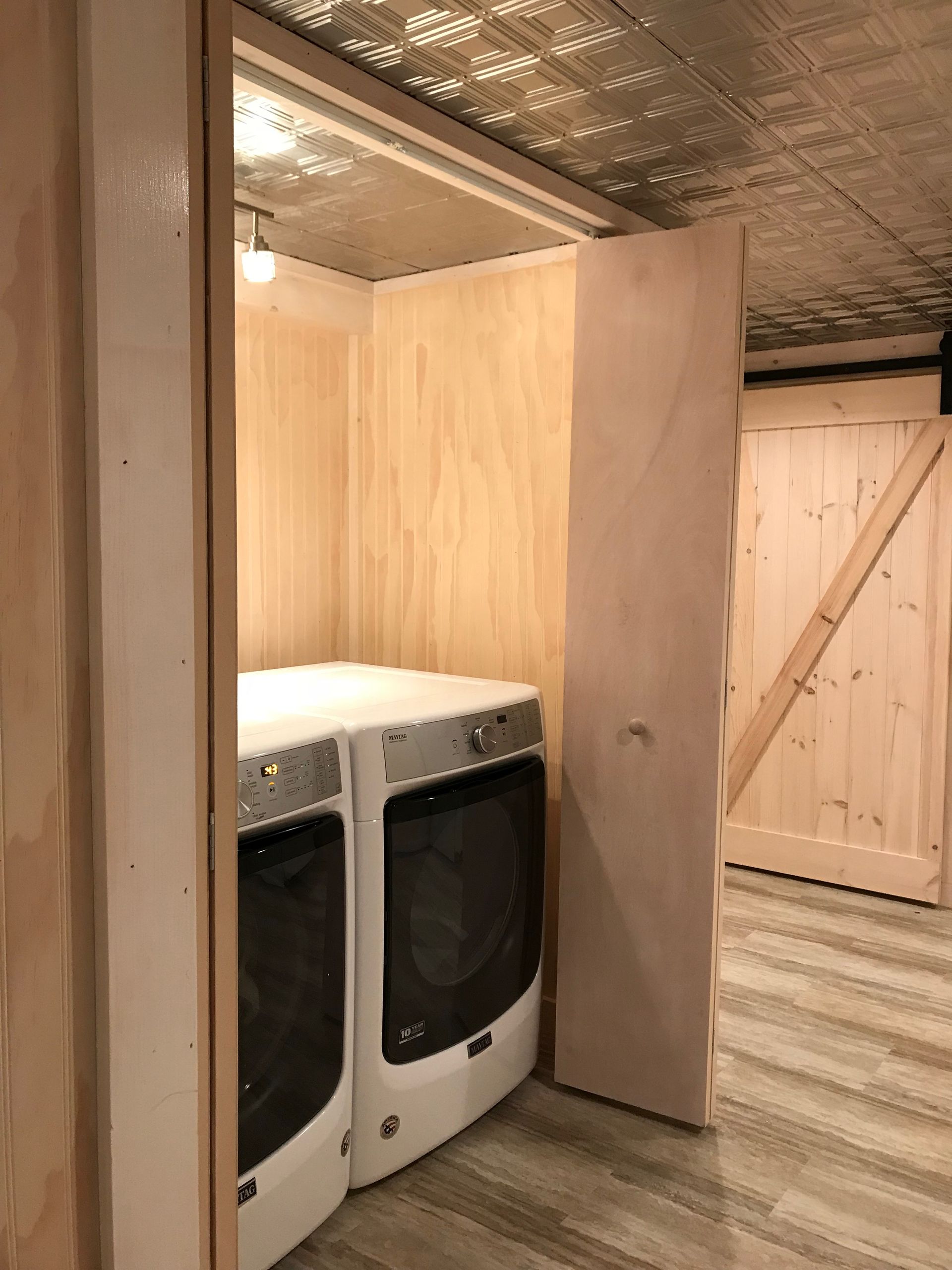 A laundry room with two washers and dryers in it