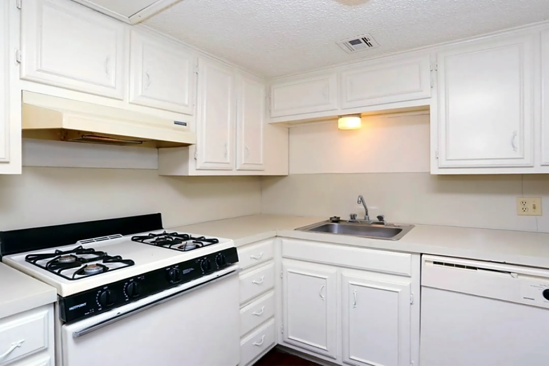 Kitchen photo alternate angle