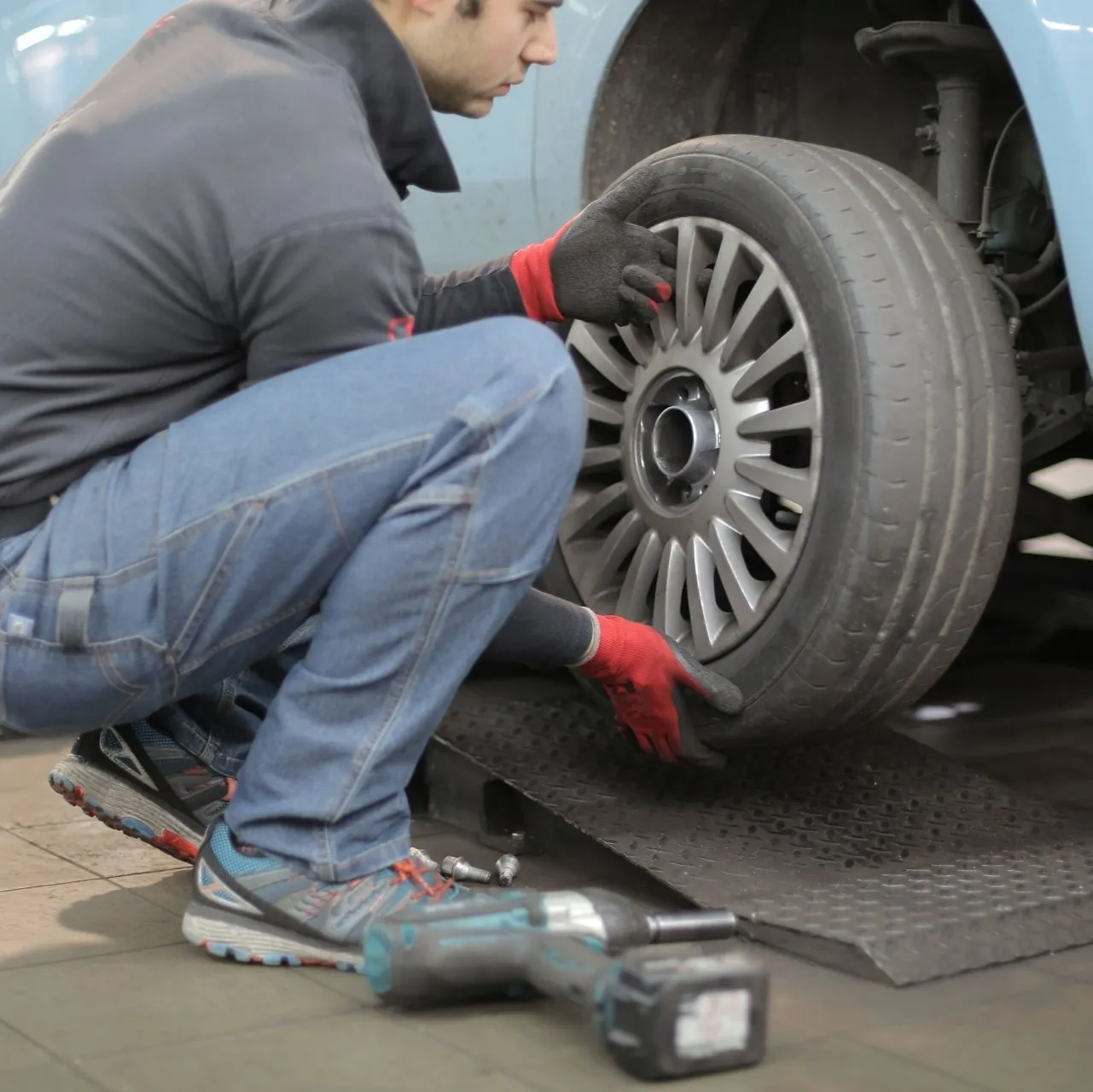 A mechanic changing a car tire | JCR Performance - Best Tire Repair Shop in Sacramento, CA