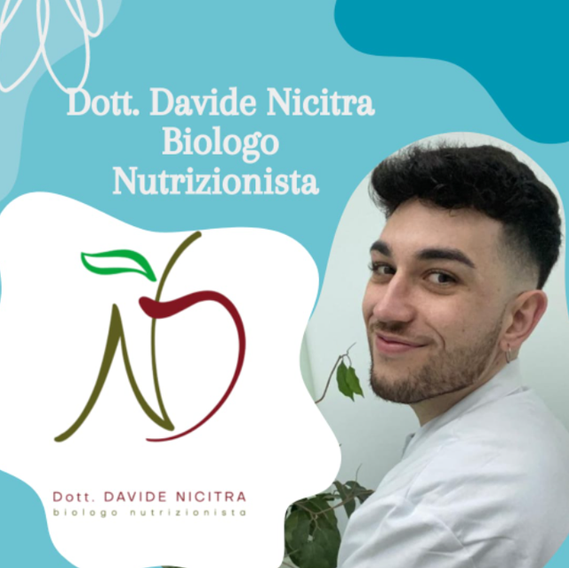 Il nutrizionista Davide Nicita sorride, accanto al logo di una mela, su sfondo blu.