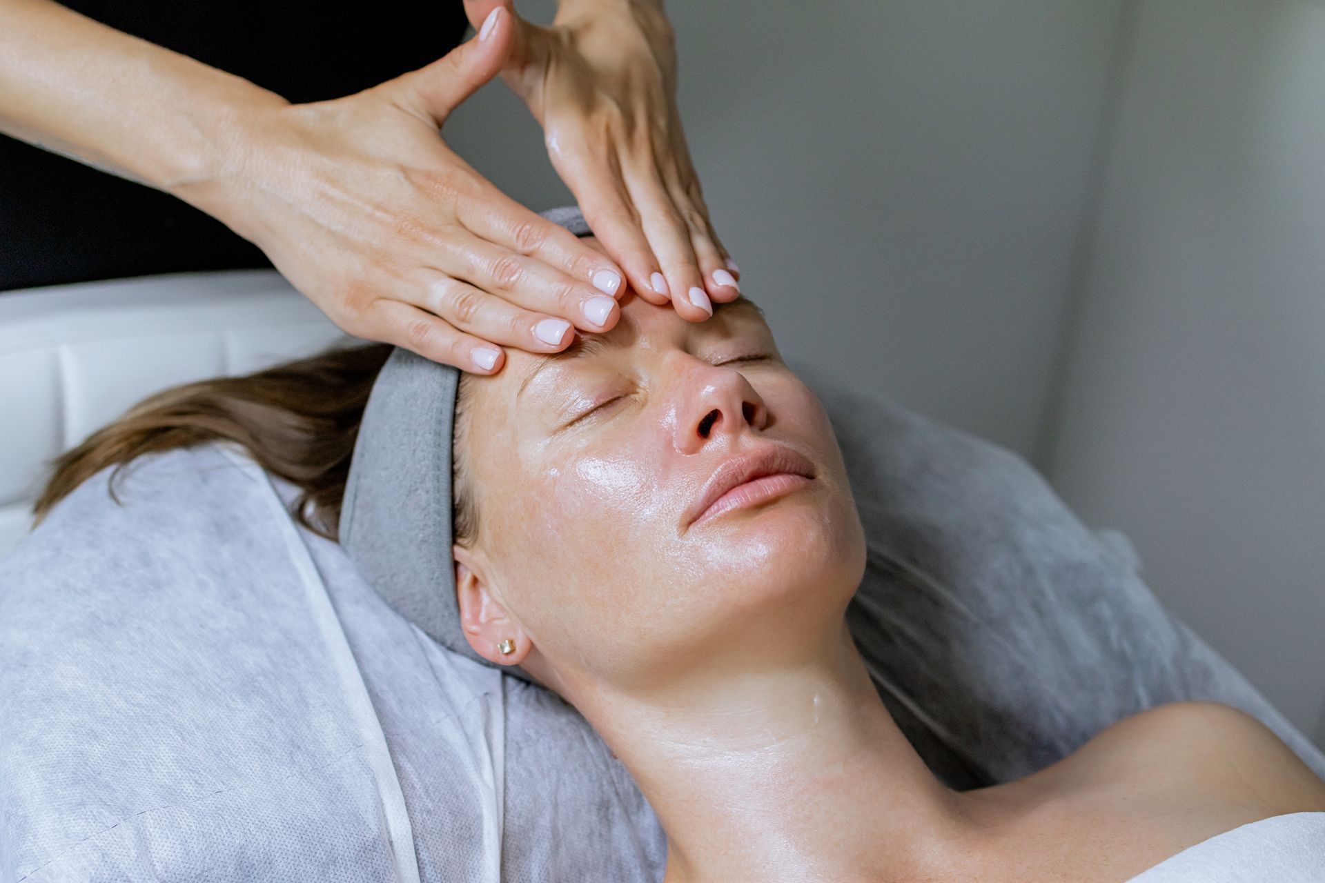 Custom organic facial with luxury scalp and shoulder massage in Layton, UT area