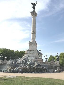 place des quinconces There is a large statue in the middle of a park.