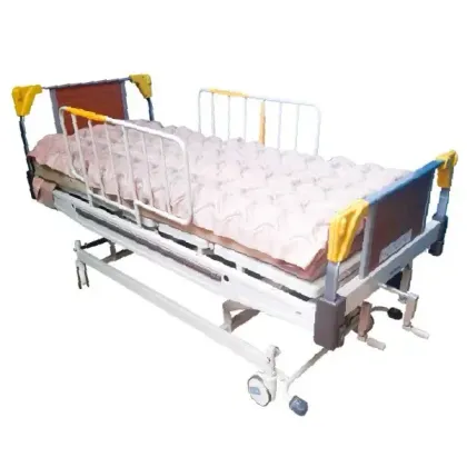 Cama de hospital con colchón blanco, barandillas laterales y ruedas sobre un fondo blanco.