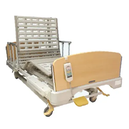 Cama de hospital con respaldo elevado y barandilla lateral color canela sobre ruedas.