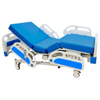 Cama de hospital azul ajustable con barandillas y ruedas blancas, mostrada en posición reclinada elevada.