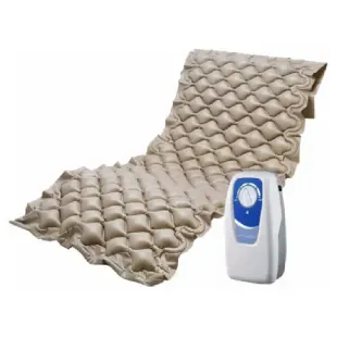 Colchón hinchable de aire color beige con una pequeña bomba eléctrica al lado.