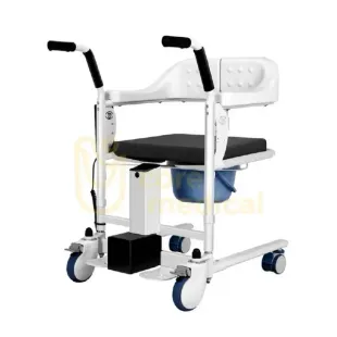Silla de transferencia médica móvil blanca con asiento, reposabrazos y reposapiés negros, y ruedas azules sobre un fondo blanco.