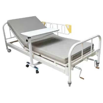 Cama de hospital ajustable con barandillas laterales y mesa auxiliar, estructura blanca y colchón gris.