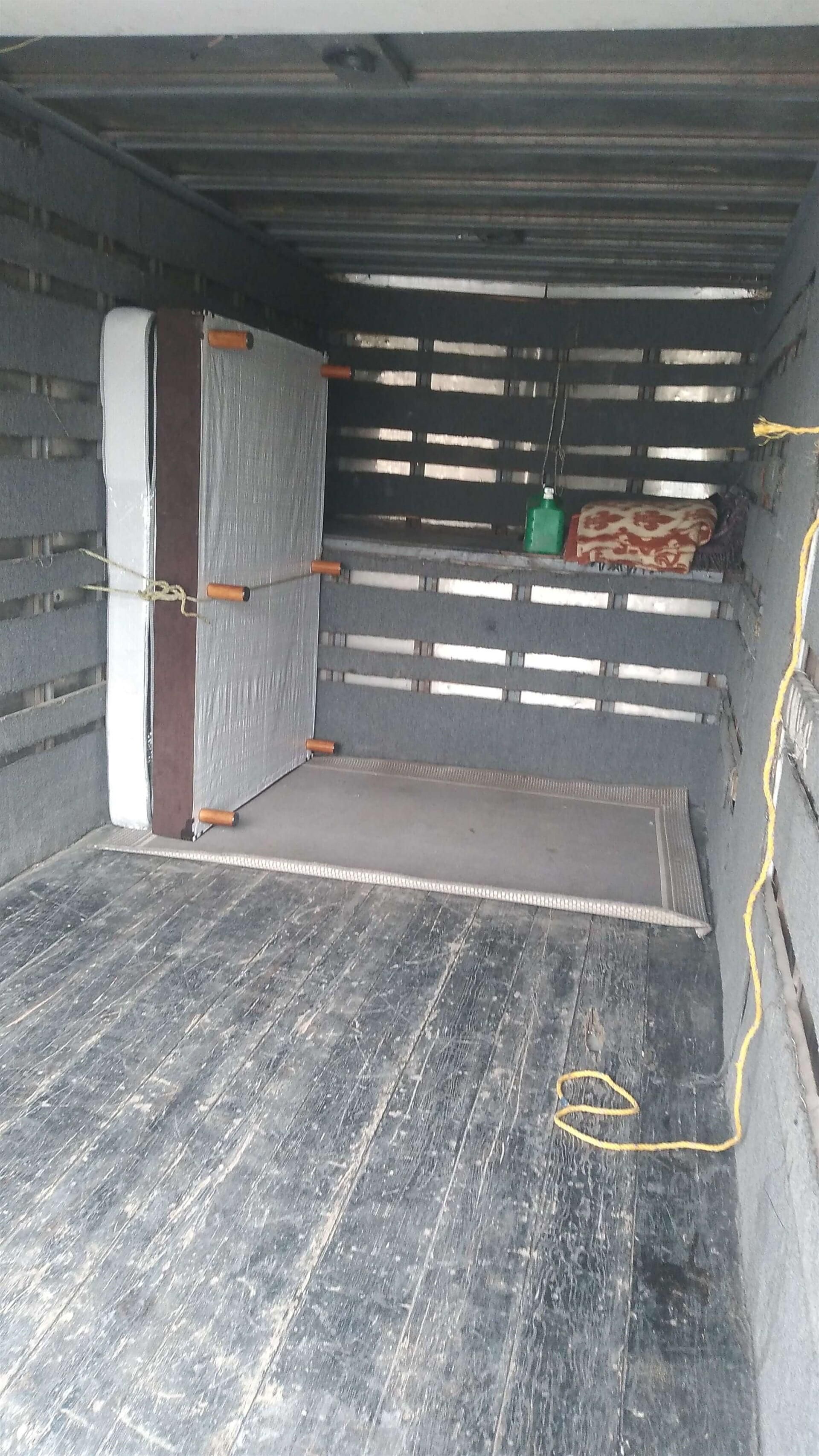 Hay un colchón en la parte trasera de un camión.