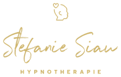 Gouden logo voor “Stefanie Siau Hypnotherapie” met een profielhoofd en een harticoon op een witte achtergrond.
