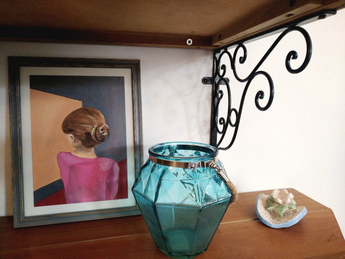Styling for side table.