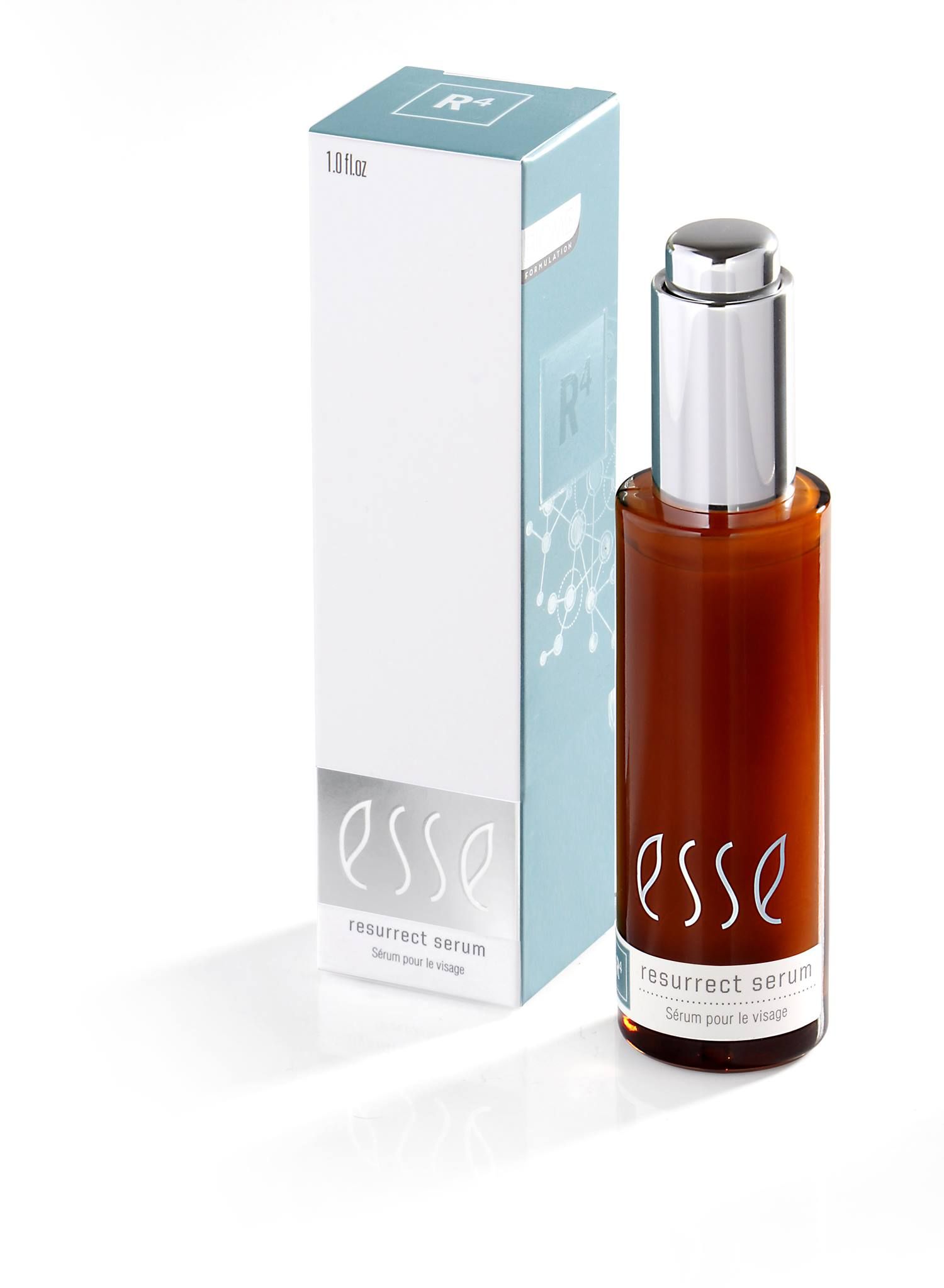 Bruine cosmetische fles met zilveren dop naast een wit-turquoise productdoos.