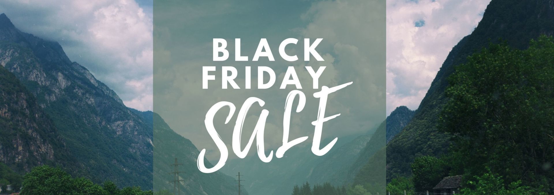Tekst over de Black Friday-uitverkoop, geplaatst boven een berglandschap met wolken en bomen.