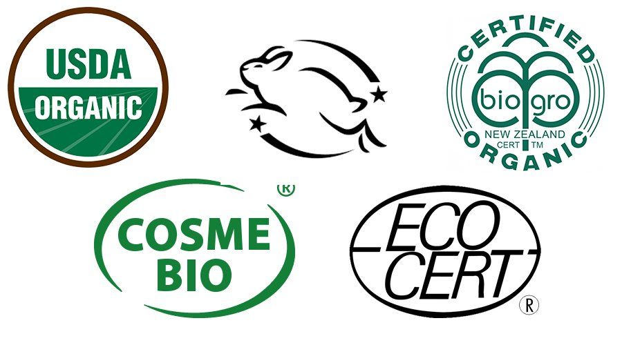Diverse logo's van biologische certificeringen: USDA Organic, Bio, COSME BIO en ECOCERT op een witte achtergrond.