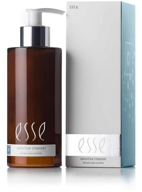 Bruin amberkleurige fles met witte pomp naast bijpassende wit-zilveren productdoos
