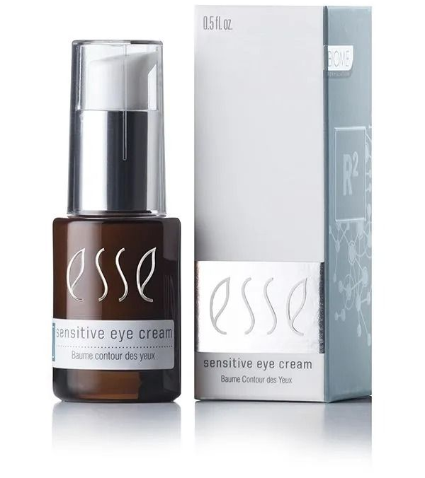 De fles en doos van Essie Sensitive oogcrème in witte en donkerbruine verpakking.