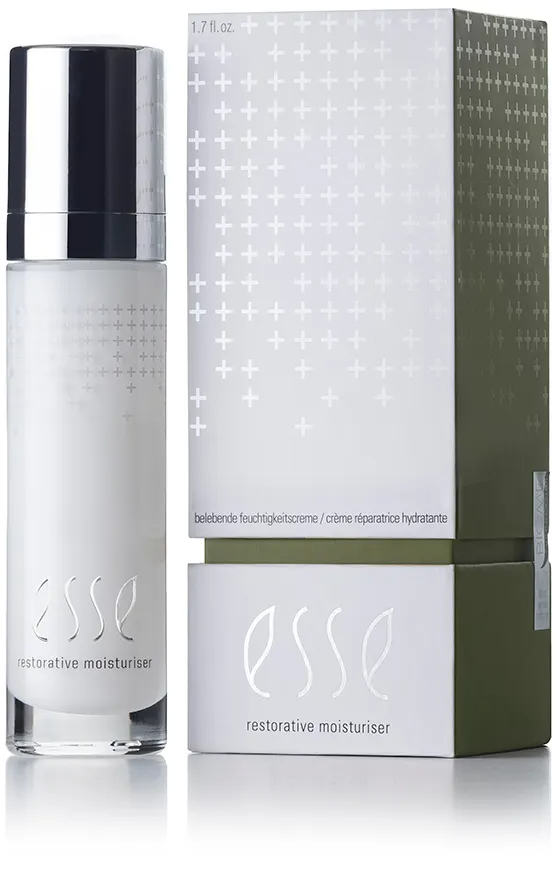 Zilveren Estée Lauder parfumflesje naast bijpassende doos op een witte achtergrond.