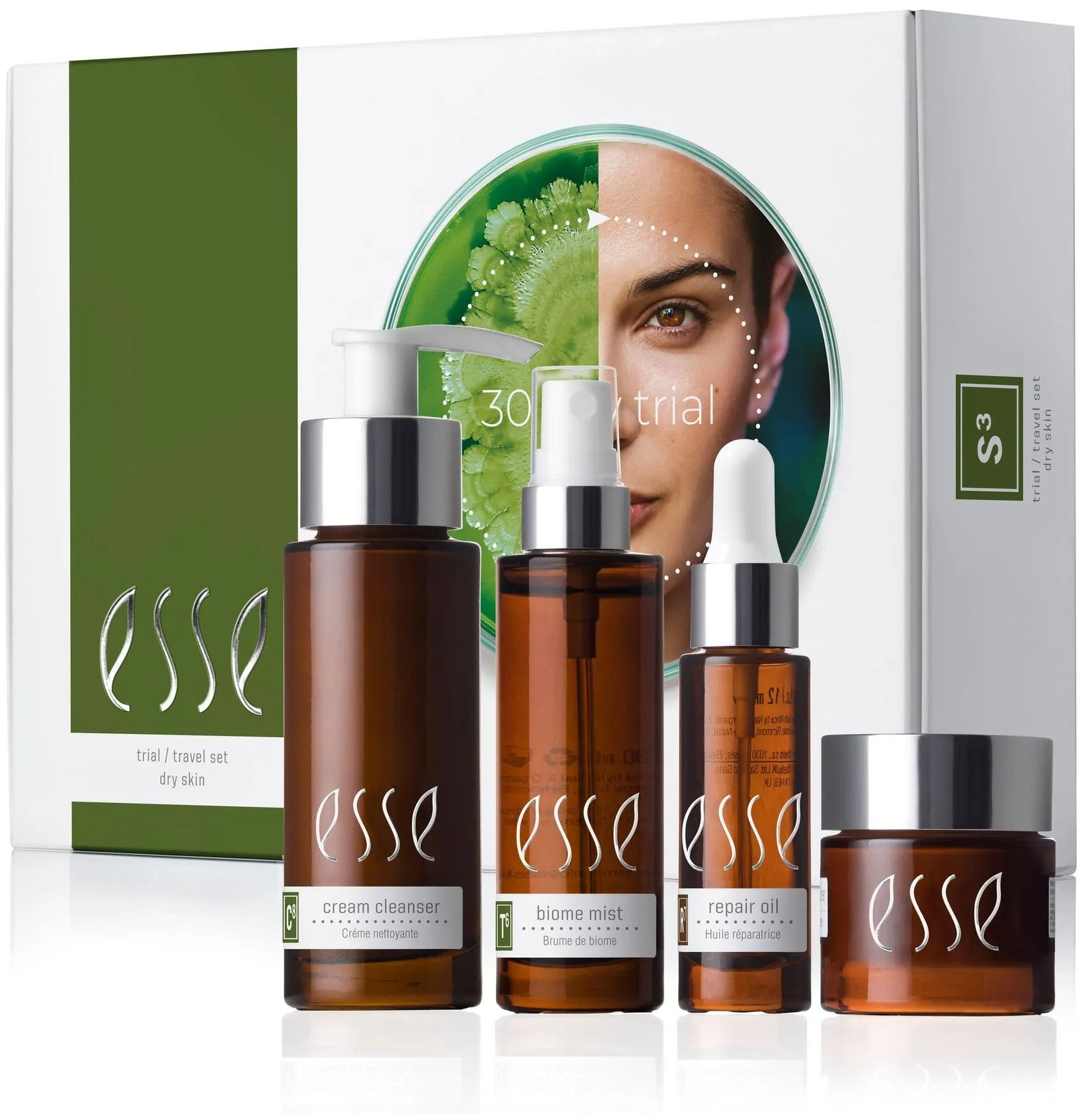 Minimalistische spa-behandelkamer met zwart aanrechtblad, gouden kraan en massagetafel met opgevouwen handdoeken.