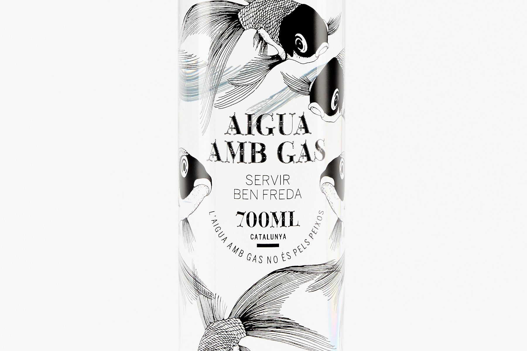 A white bottle labeled “ACHA AMB GAS” with floral black line art and “700ML” text