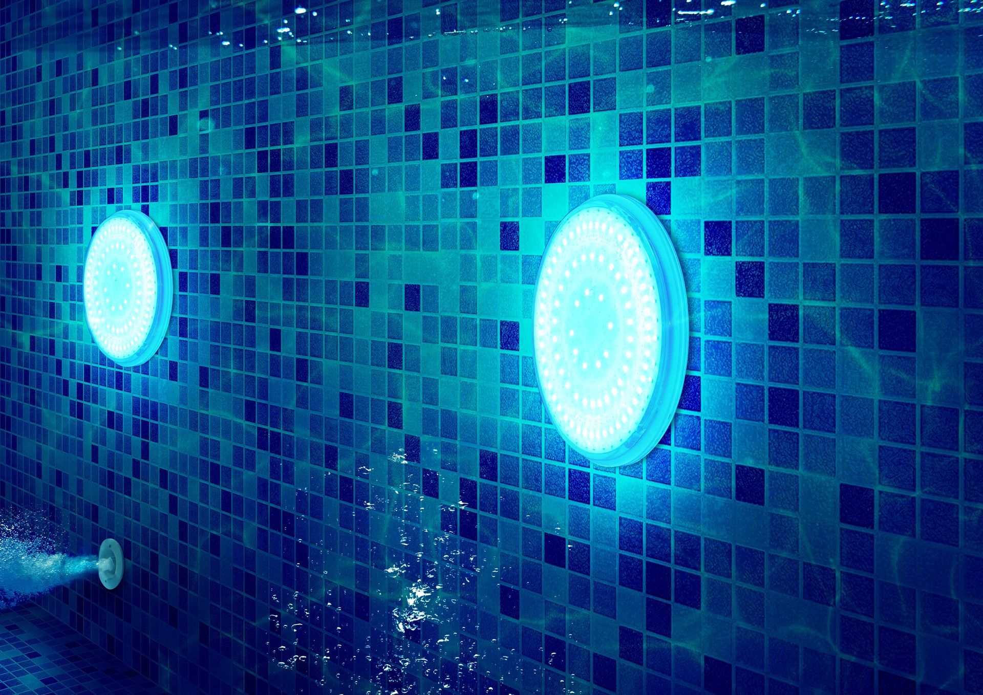 Des projecteurs sous-marins illuminent le mur carrelé de bleu de la piscine. On aperçoit les courants d'eau.