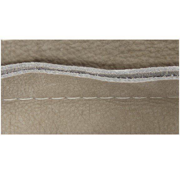 
De 2 cm buitenwerks stiknaad zorgt voor een stevige, nette afwerking en verhoogt de duurzaamheid van meubels.