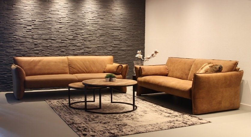 Impressie van de Relaxa online winkel met de elegante Chill Line Joyce bank in een moderne woonkamer voor optimaal comfort.
