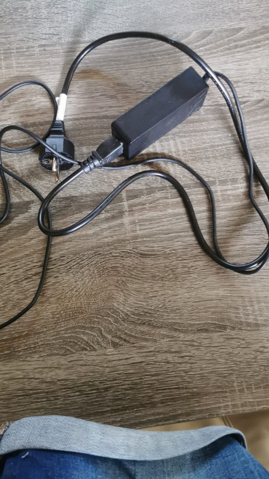 Close-up van het laadpunt en de accu van een relaxfauteuil, die zorgen voor draadloos opladen en verstelbare functies