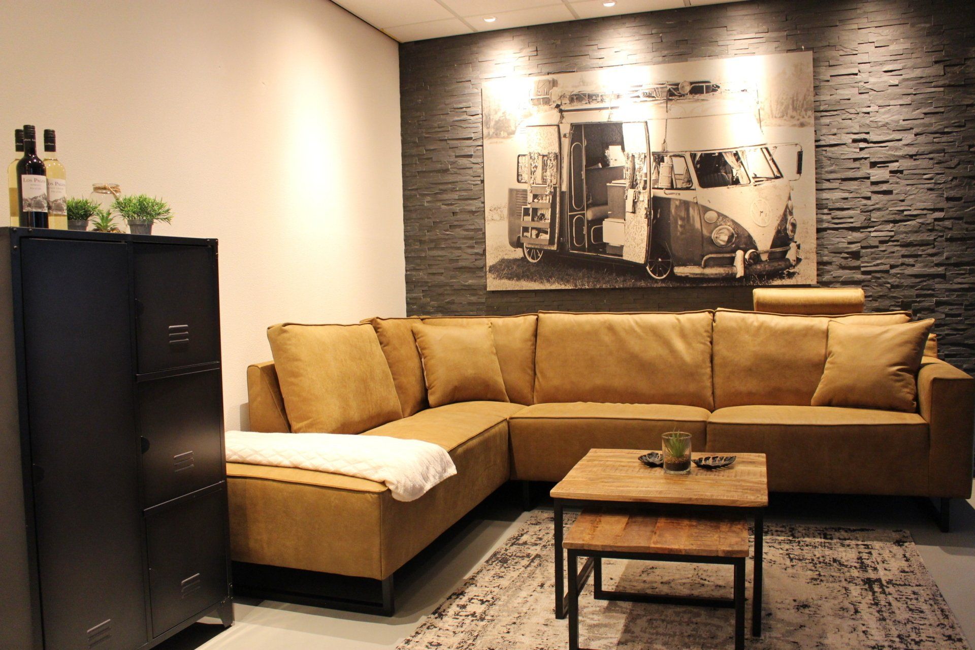 Impressie van de Relaxa online winkel met de stijlvolle Chill Line Bonn bank in een moderne woonruimte.