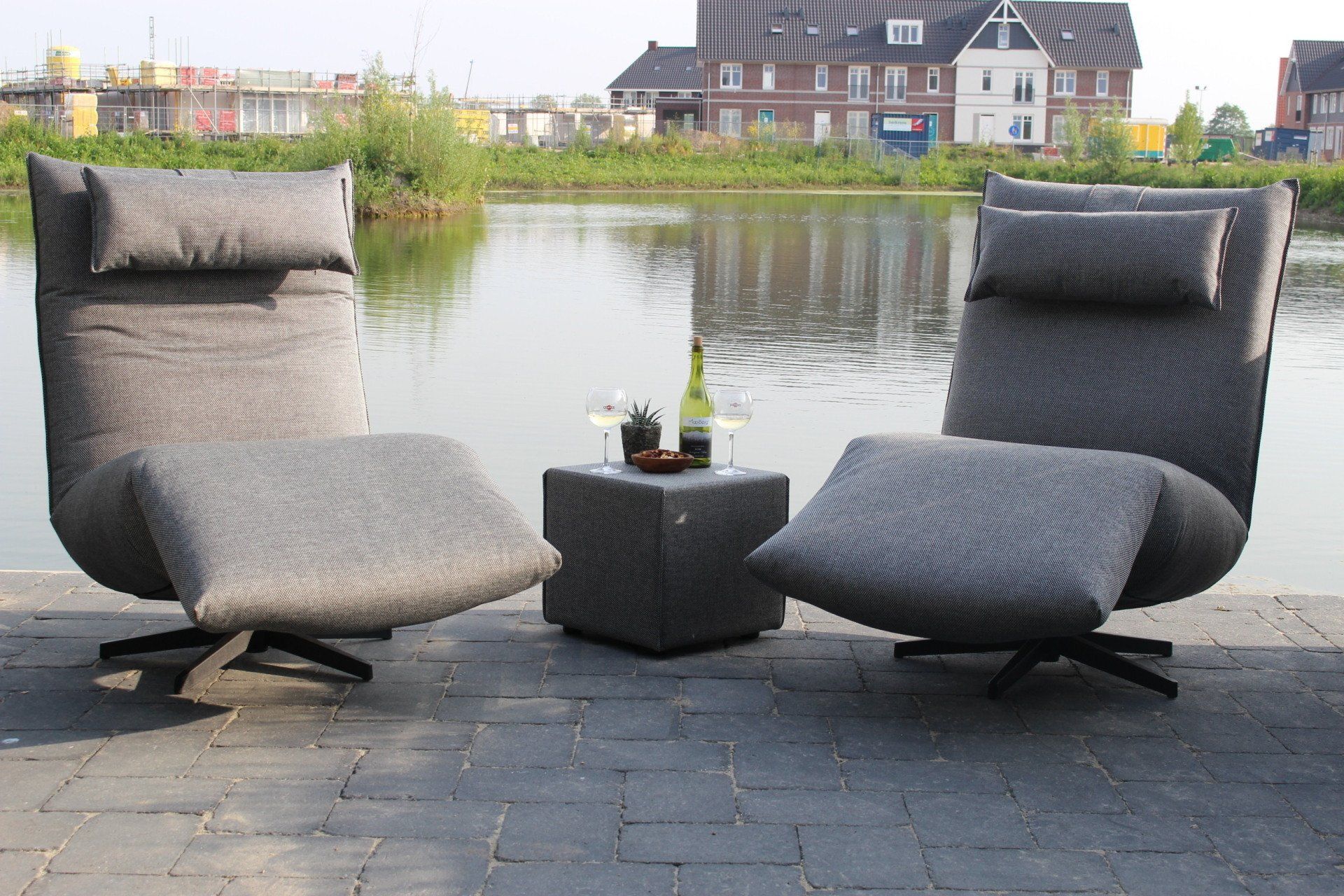 Impressie van de Chill Line outdoor meubel set aan de waterkant, ideaal ontspannen momenten in de buitenlucht met uitzicht