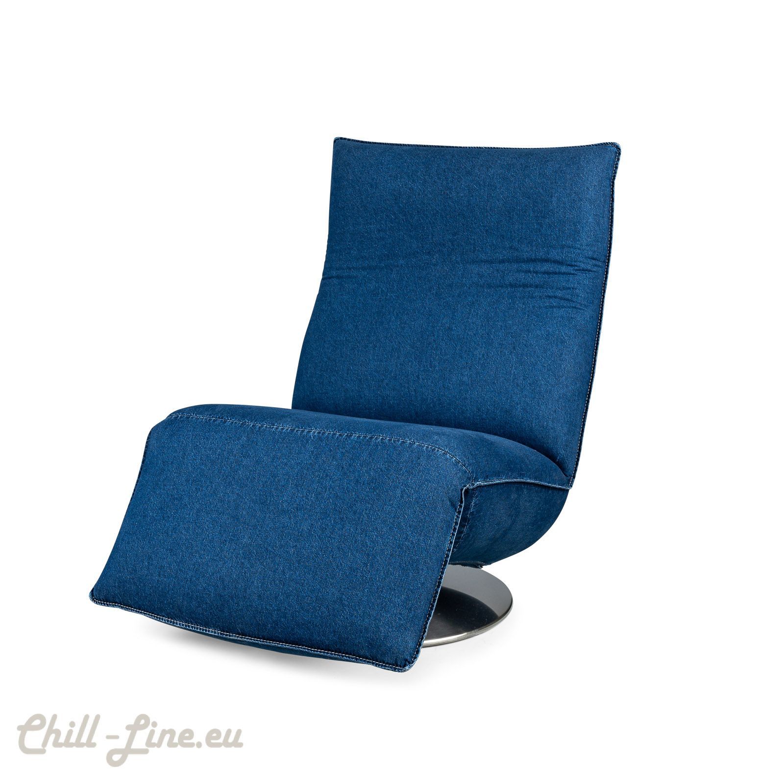Chill-line Indi relaxfauteuil bekleed met trendy spijkerstof, biedt comfort en een eigentijdse uitstraling voor elke ruimte.