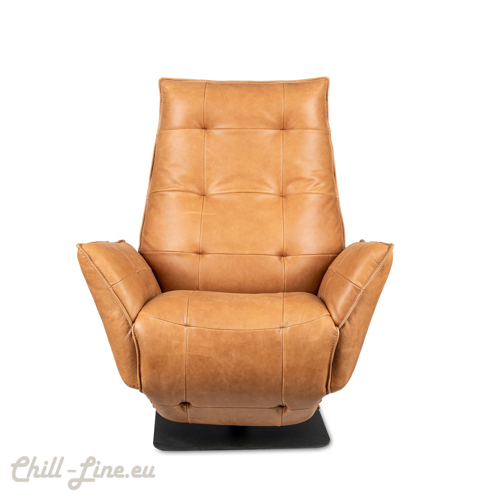 Vooraanzicht van de Chill Line Justin Relaxfauteuil, met gewatteerde armleuningen en hoge rugleuning voor optimaal comfort