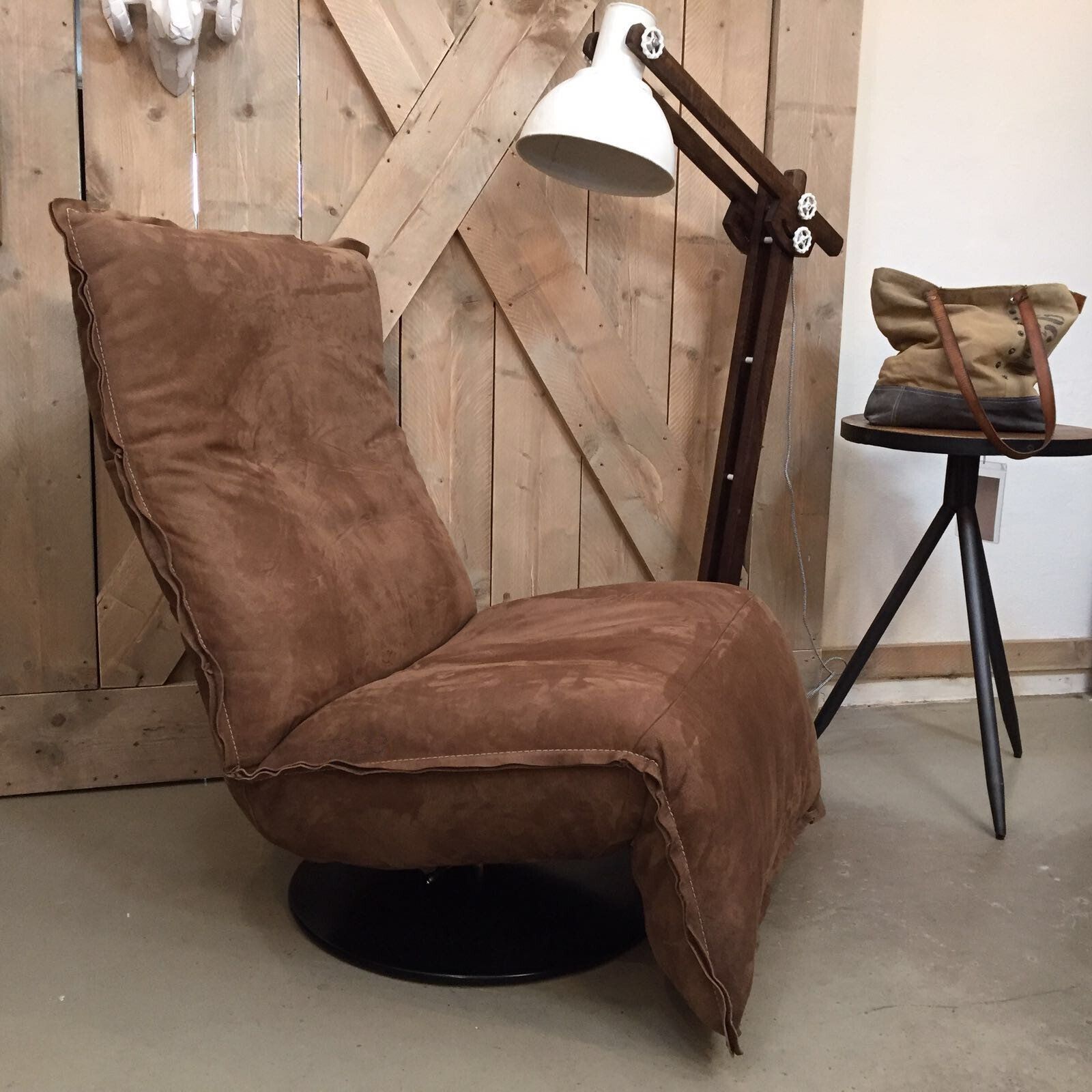 De Indi Chill line biedt een luxe fauteuil met een modern design, ultiem comfort en stijlvolle uitstraling voor elke ruimte.