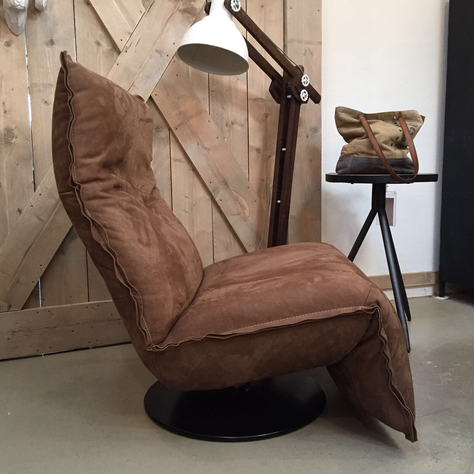 Chill Line Indi relaxfauteuil met handbediening combineert luxe en gebruiksgemak in één elegant ontwerp. #ChillLineindi 