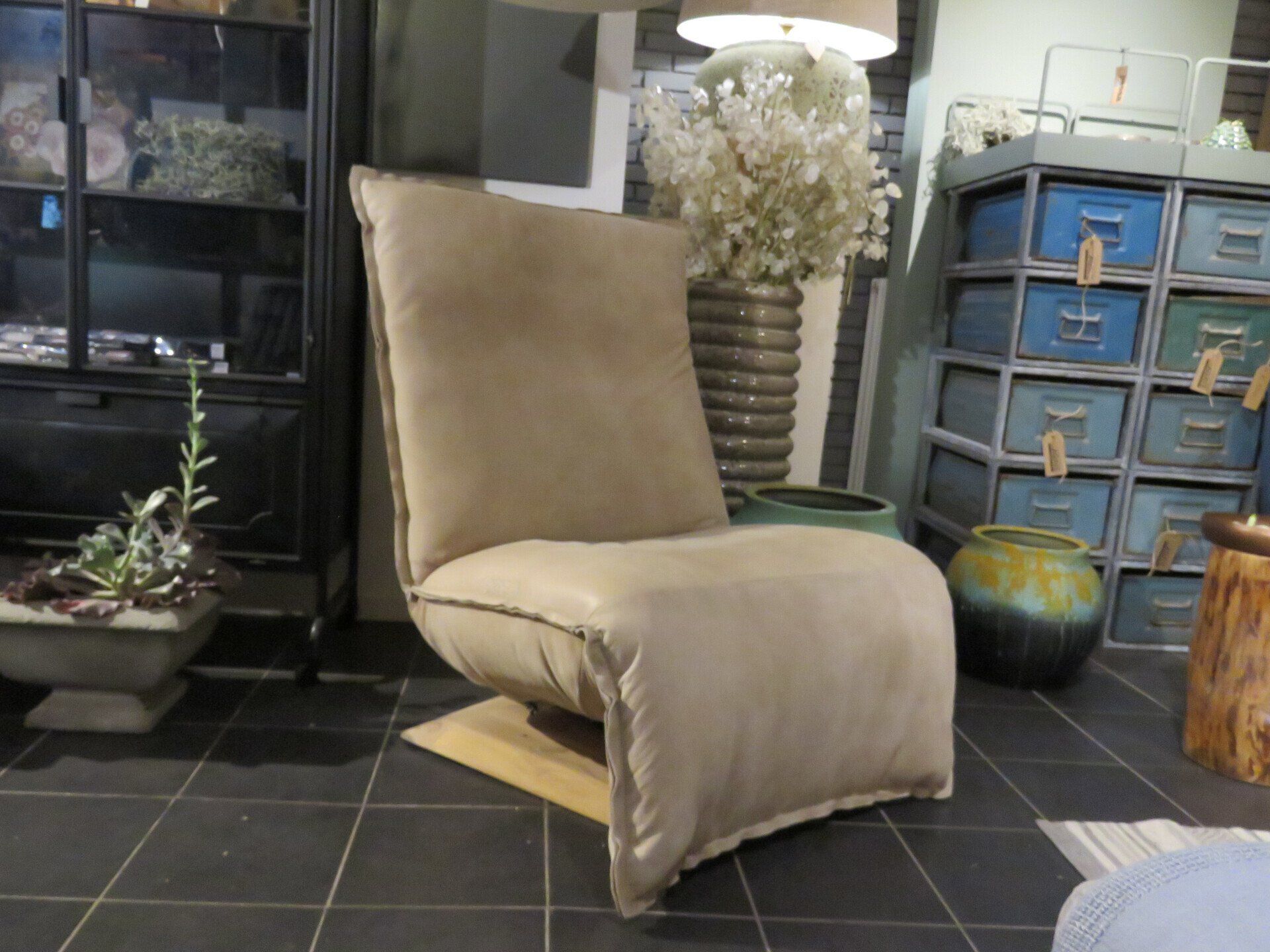 De Chill Line Indi relaxfauteuil met elektrische bediening en tiptoetsen de geavanceerde en om ultiem comfort te bereiken.