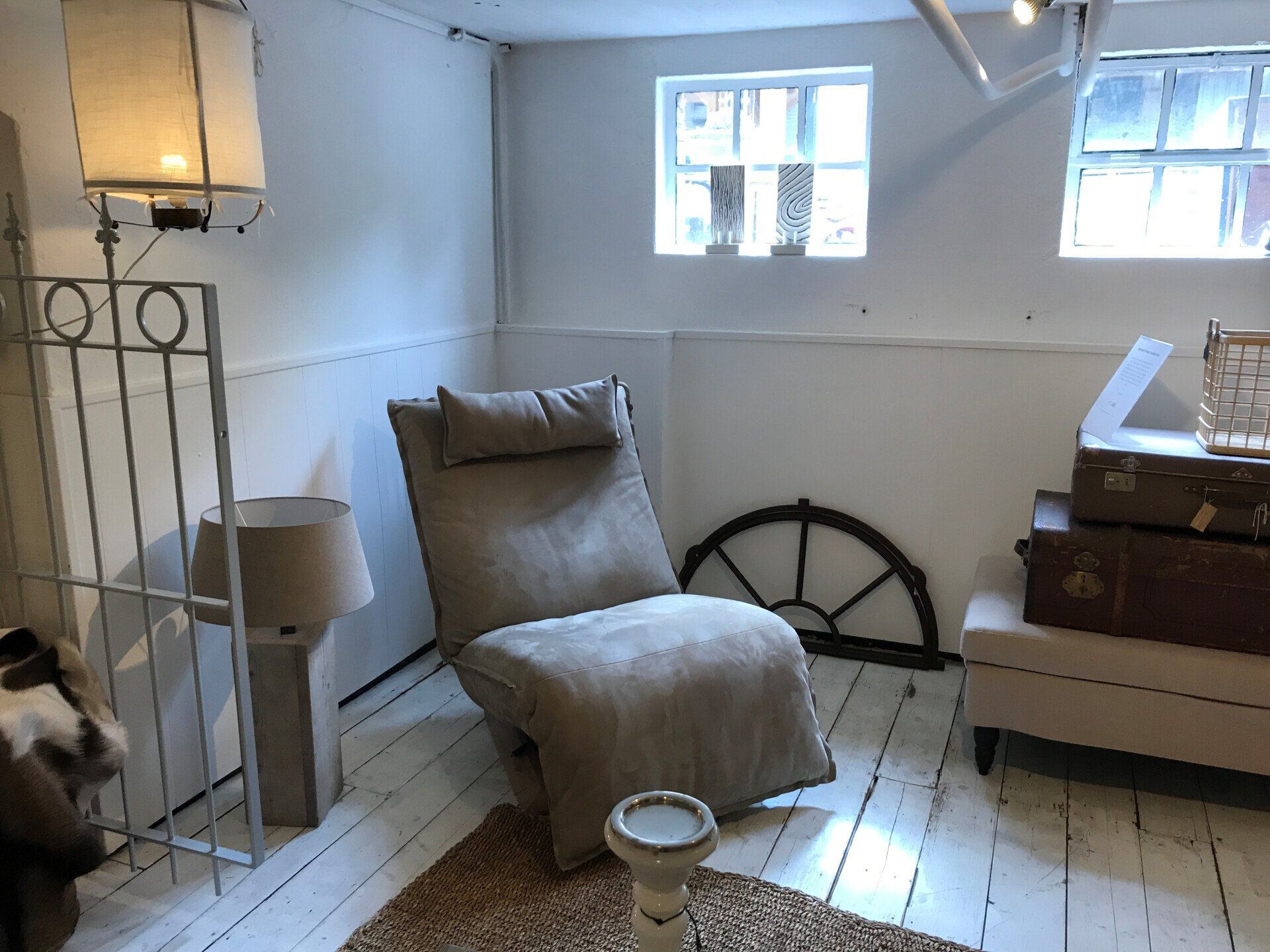 Impressie van de Relaxa online winkel met de luxe Indi relaxfauteuil, perfect voor comfort en stijl in een modern interieur.