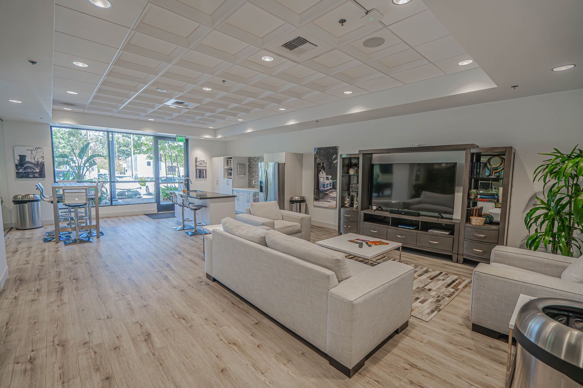 photo of the monticello apartements lounge with couch and television
