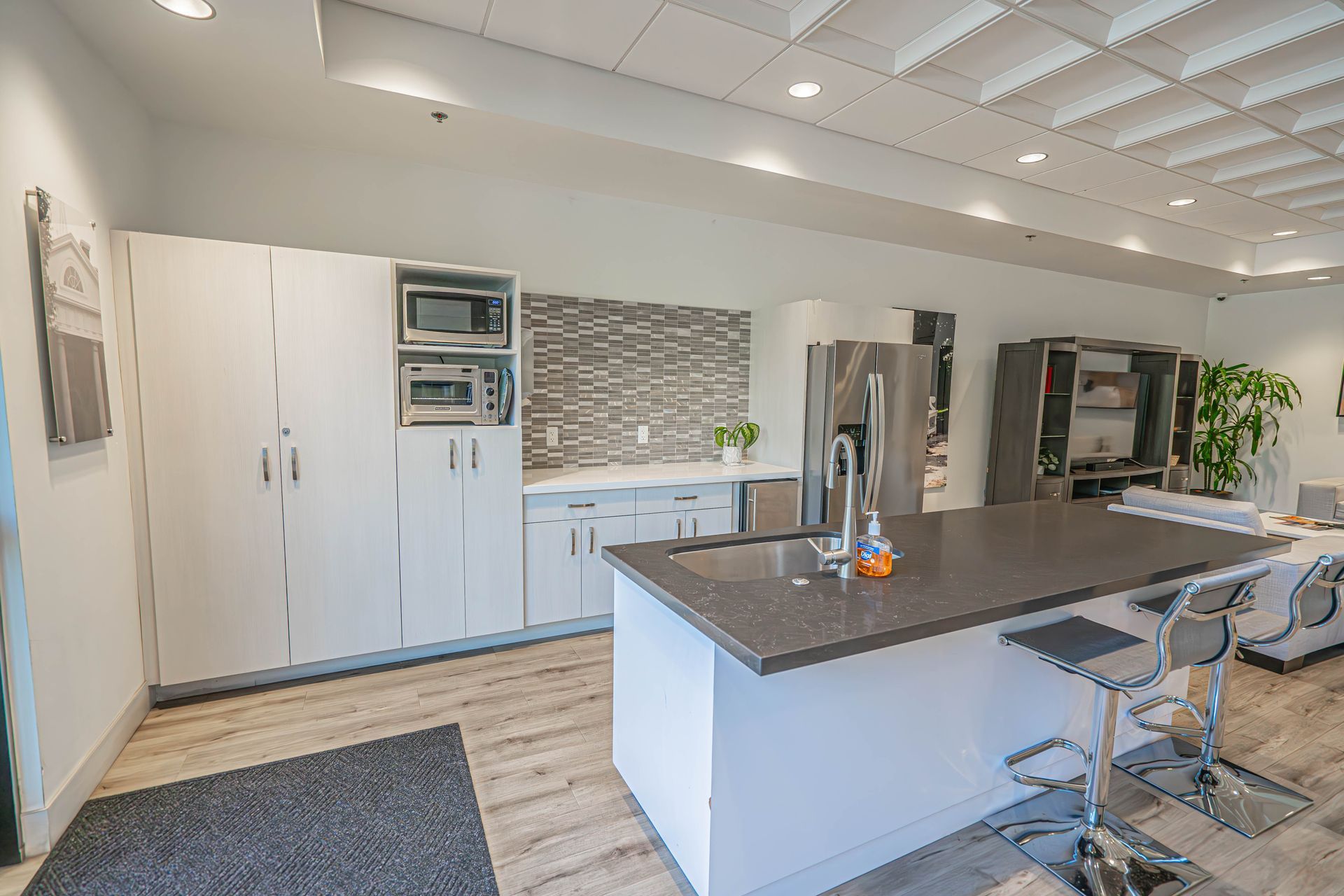 photo of the monticello apartements lounge